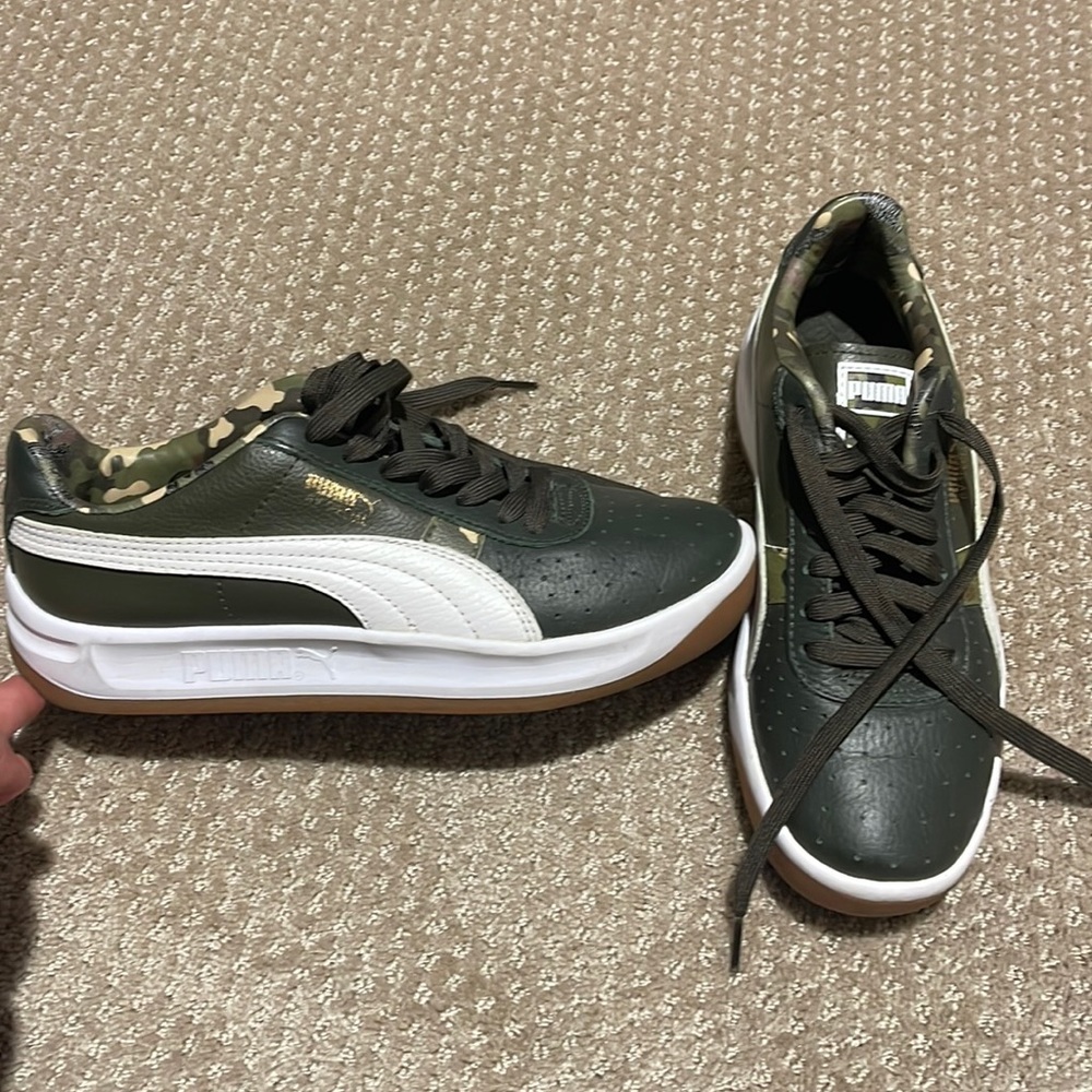 Men’s size 8 Puma Dark green camouflage shoes